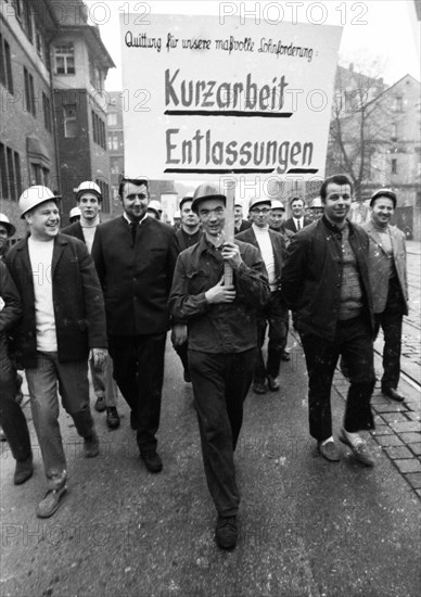 4000 workers of the steelworks Suedwestfalen AG took to the streets in Hagen on 4 October 1971 to protest for their jobs