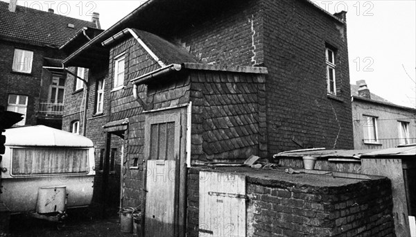 Despite the rather dilapidated condition of the colliery housing estate - here on 26 February 1973 in Bottrop - the RAG company was planning rent increases for its tenants