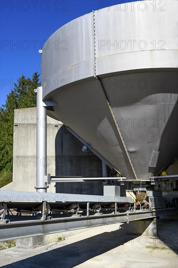 Steel silo and conveyor belt