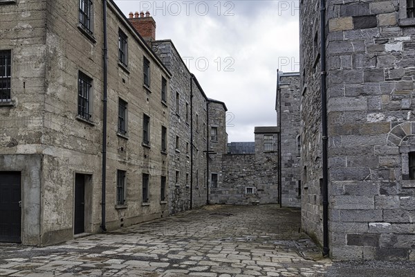 Courtyard building