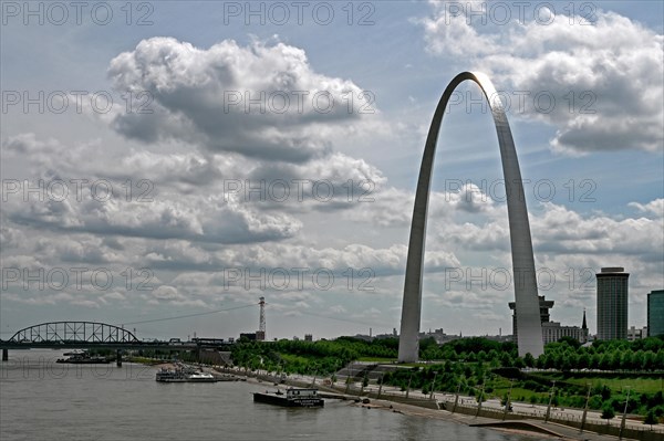 Landmark Gateway Arch on the banks of the Mississippi River