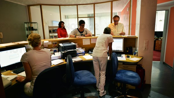 This internist in the centre of a larger city works mainly as a family doctor. The photo shows: The work of the team of medical assistants in the reception