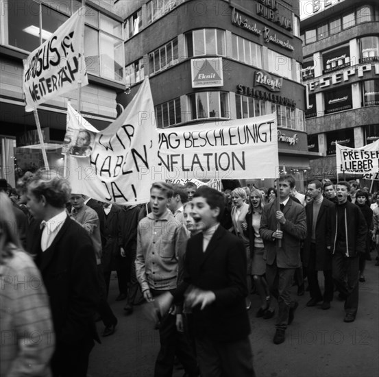 Students of all school types and ages in the Ruhr area in the years 1965 to 1971 jointly oppose price increases in local transport in the Ruhr cities