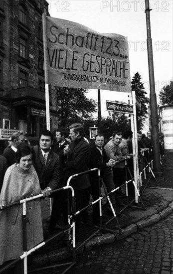 The second meeting of Federal Chancellor Willy Brandt with GDR MP Willi Stoph on 21 May 1971 in Kassel was accompanied by a large number of statements for and against the Brandt government's policy of detente. Jusos