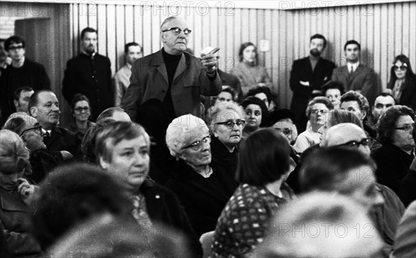 This meeting of affected tenants took a stand against usury in Duesseldorf