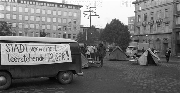 Students and their associations protested against student rent extortion on Kennedyplatz in Essen