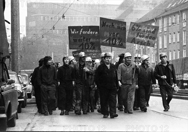 About 4000 steelworkers of Hoesch AG Westfalenhuette demonstrated on 14 January 1972