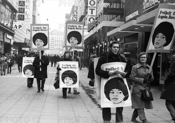 Collection of signatures and protest for the release of US-saenger Angela Davis on 22. 1. 1972 on the Dortmunder Westenhellweg