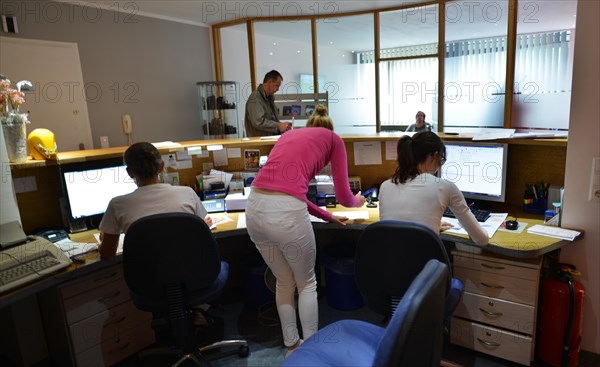 This internist in the centre of a larger city works mainly as a family doctor. The photo shows: The work of the team of medical assistants in the reception