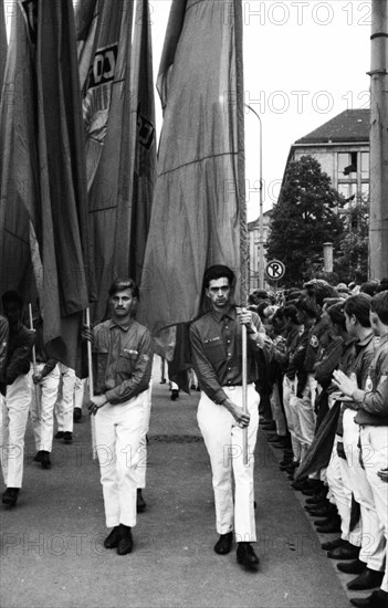 The picture was taken between 1965 and 1971 and shows a photographic impression of everyday life in this period of the GDR. Karl-Marx-Stadt