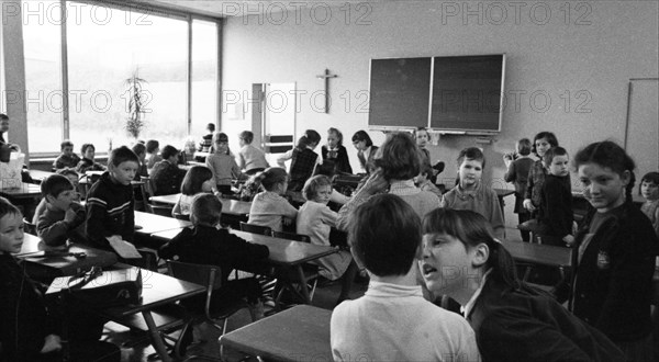 Overcrowded classes and annoyed teacher at a Bochum secondary school in 1966