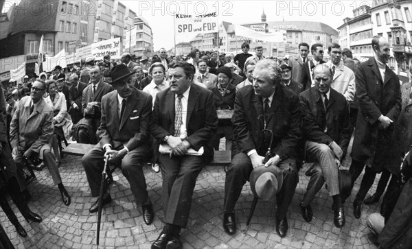 An expellees' rally on 30 May 1970 in Bonn with the NPD