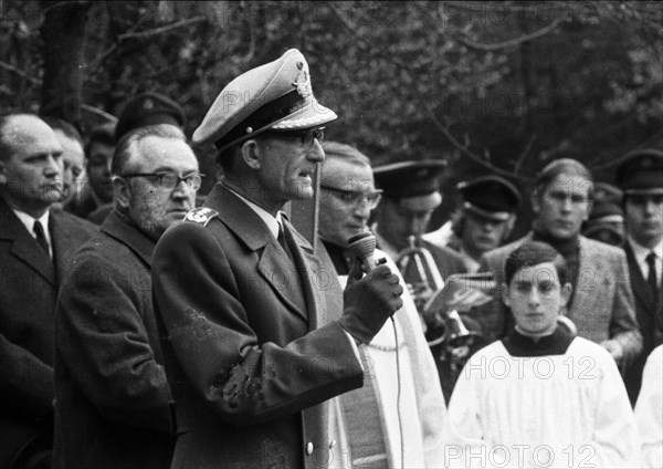 A meeting of the traditional associations of the Waffen- SS to honour their dead of the 6th SS Division North on 14. 11. 1971 in Hunrueck was accompanied by the Bundeswehr with officers and a squad of recruits