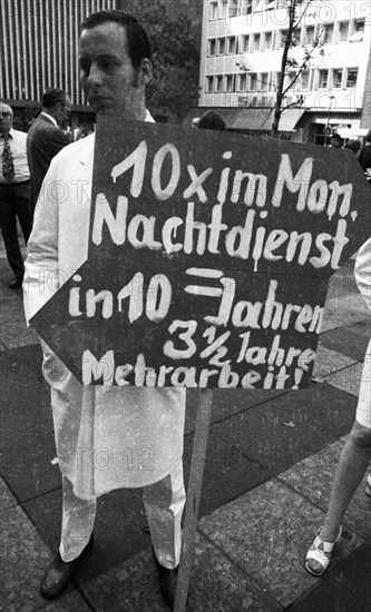 Hospital doctors demonstrated in Dortmund for higher salaries and against time overload in the service on 23 September 1971