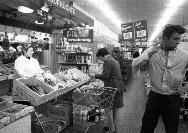The everyday life of a family of a worker with three children on 18. 4. 1972 in Gelsenkirchen. Shopping of the couple in the supermarket