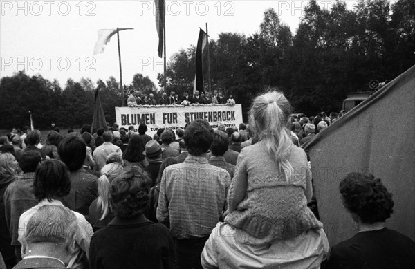 Left and peace movement committed flowers for Stukenbrock at the graves of Soviet war victims of the Nazi regime as a sign of reconciliation here on 4. 9. 1971 in Stukenbrock near Bielefeld