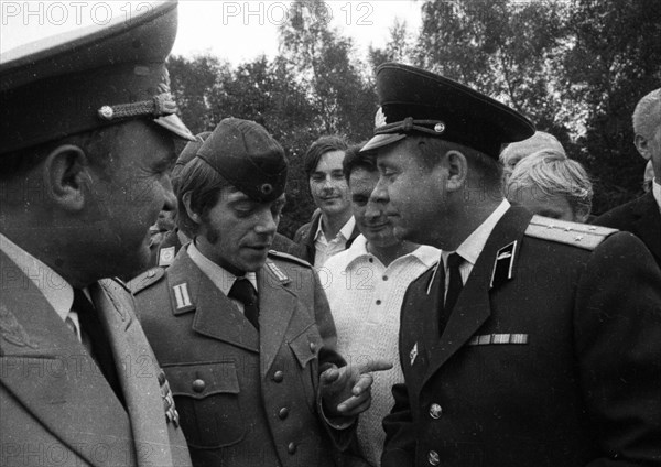 Leftists and the peace movement laid flowers for Stukenbrock at the graves of Soviet war victims of the Nazi regime as a sign of reconciliation here on 4. 9. 1971 in Stukenbrock near Bielefeld. Recruits of the German Armed Forces and officers of the Red Army