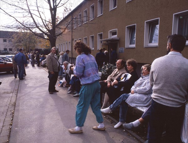 Gymnasium were also used. Immigrants and foreign refugees in North Rhine-Westphalia on 28. 10. 1988 in Unna-Massen. Since the sleeping accommodations were not sufficient