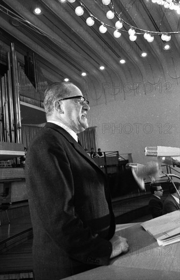The SPD politician Herbert Wehner gave a speech in a church in the Ruhr area