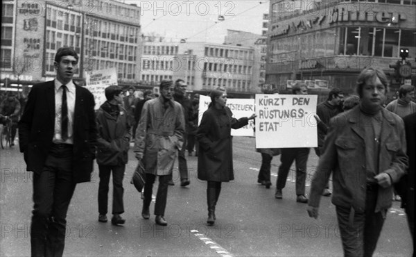 Students of all school types and ages in the Ruhr area in the years 1965 to 1971 jointly oppose price increases in local transport in the Ruhr cities