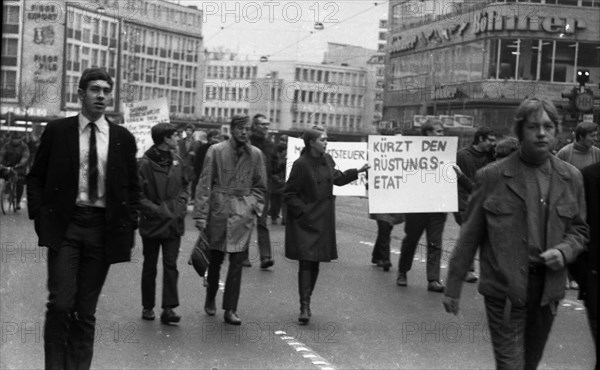 Students of all school types and ages in the Ruhr area in the years 1965 to 1971 jointly oppose price increases in local transport in the Ruhr cities