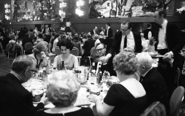 Banquet and ball at the Duesseldorf Hilton Hotel in 1966 accompanied by protest with reference to misery and terror in Brazil