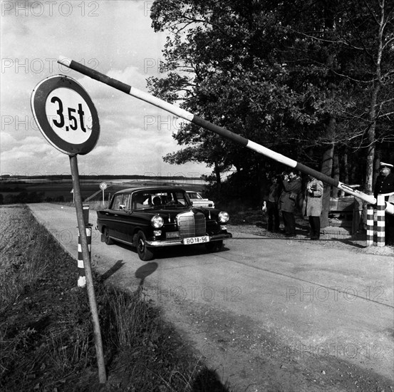 Government representatives with their vehicles in 1966 during a police check at the hitherto secret atomic bunker of the Federal Government in the Ahr valley