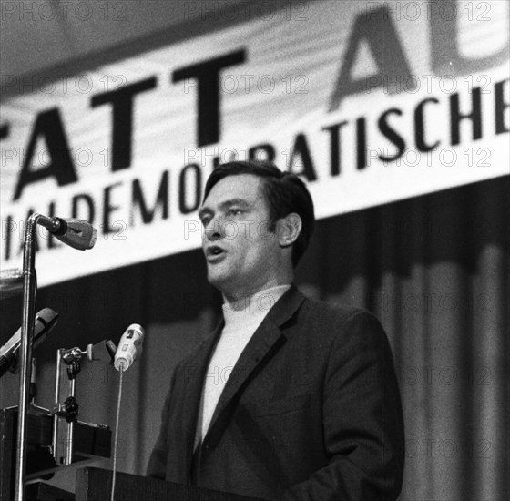 The Young Socialists had invited to a congress for apprentices on 28 November 1970 in Duesseldorf under the motto: Training instead of exploitation