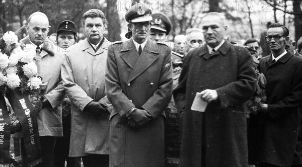 A meeting of the traditional associations of the Waffen- SS to honour their dead of the 6th SS Division North on 14. 11. 1971 in Hunrueck was accompanied by the Bundeswehr with officers and a squad of recruits