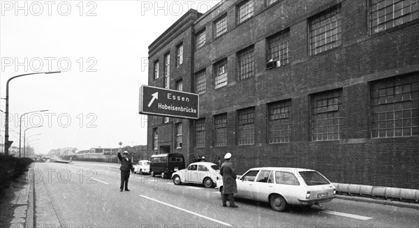 The 2nd carless Sunday on 1. 12. 1973 in the Ruhr area. Essen. Police check