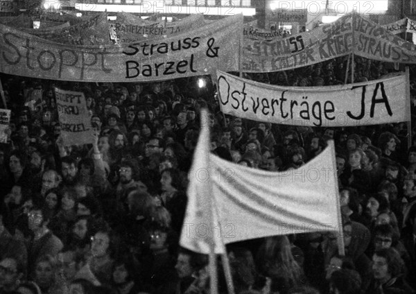 Supporters and friends of the SPD/FDP government coalition demonstrated in Bonn on 26 April 1972 with a torchlight march and rally in favour of the government and the ratification of the Eastern treaties