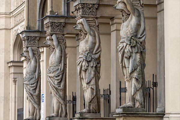 Monumental atlases with bearskin on the loggia of the Museum Fuenf Kontinente