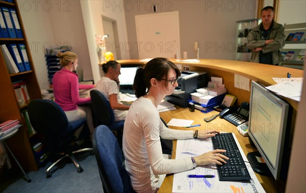 This internist in the centre of a larger city works mainly as a family doctor. The photo shows: The work of the team of medical assistants in the reception