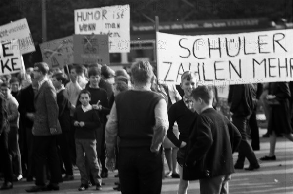 Students of all school types and ages in the Ruhr area in the years 1965 to 1971 jointly oppose price increases in local transport in the Ruhr cities