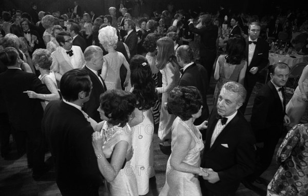 Banquet and ball at the Duesseldorf Hilton Hotel in 1966 accompanied by protest with reference to misery and terror in Brazil