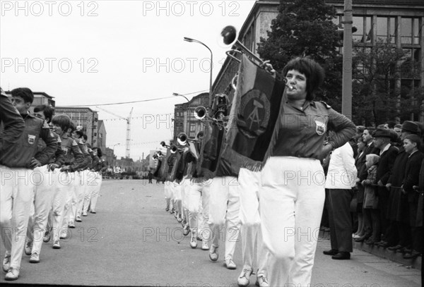 The picture was taken between 1965 and 1971 and shows a photographic impression of everyday life in this period of the GDR. Karl-Marx-Stadt