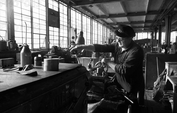 Work at the Port of Hamburg and Howaldtswerke Hamburg