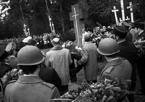 A meeting of the traditional associations of the Waffen- SS to honour their dead of the 6th SS Division North on 14. 11. 1971 in Hunrueck was accompanied by the Bundeswehr with officers and a squad of recruits