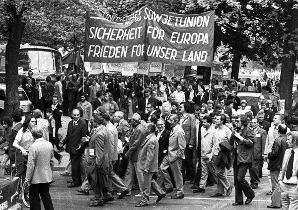 The visit of the Soviet head of state and party Leonid Brezhnev to Bonn from 18-22 May 1973 was a step towards easing tensions in the East-West relationship by Willy Brandt. Demo of friends and opponents of the visit. DKP demo pro Brezhnev