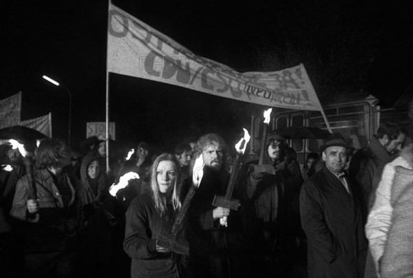 Supporters and friends of the SPD/FDP government coalition demonstrated in Bonn on 26 April 1972 with a torchlight march and rally in favour of the government and the ratification of the Eastern treaties