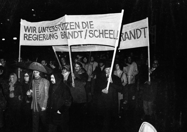 Supporters and friends of the SPD/FDP government coalition demonstrated in Bonn on 26 April 1972 with a torchlight march and rally in favour of the government and the ratification of the Eastern treaties