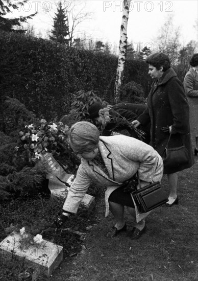 These woman and men celebrated International Women's Day in Rheinhausen on 8 March 1972 by paying tribute to the Soviet dead of the Second World War and Nazi victims at the cemetery