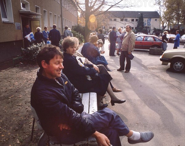 Gymnasium were also used. Immigrants and foreign refugees in North Rhine-Westphalia on 28. 10. 1988 in Unna-Massen. Since the sleeping accommodations were not sufficient