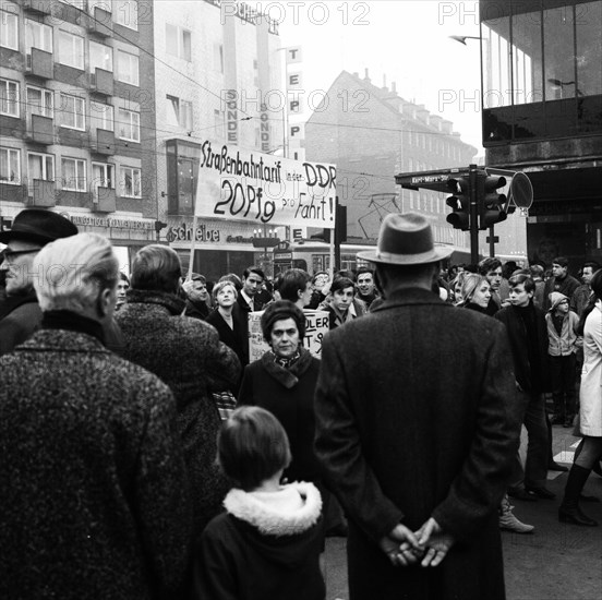 Students of all school types and ages in the Ruhr area in the years 1965 to 1971 jointly oppose price increases in local transport in the Ruhr cities