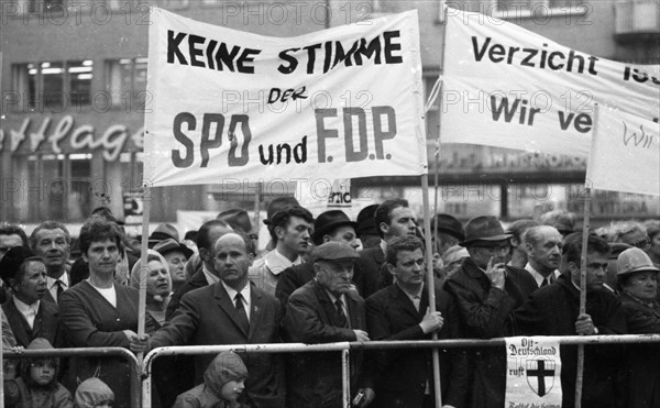 An expellees' rally on 30 May 1970 in Bonn with the NPD