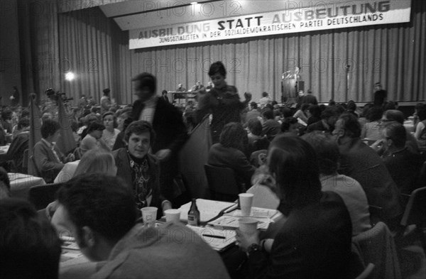 The Young Socialists had invited to a congress for apprentices on 28 November 1970 in Duesseldorf under the motto: Training instead of exploitation
