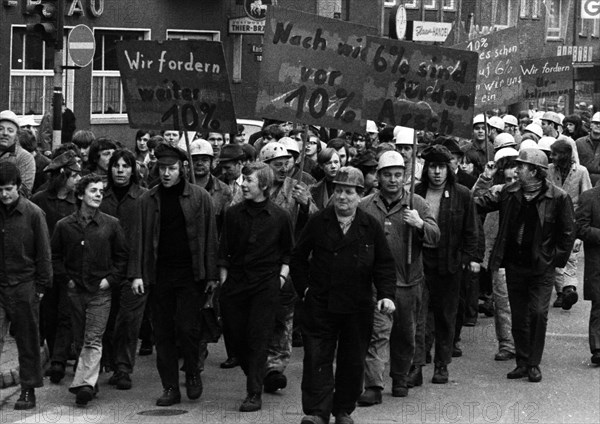 About 4000 steelworkers of Hoesch AG Westfalenhuette demonstrated on 14 January 1972