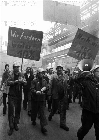 About 4000 steelworkers of Hoesch AG Westfalenhuette demonstrated on 14 January 1972