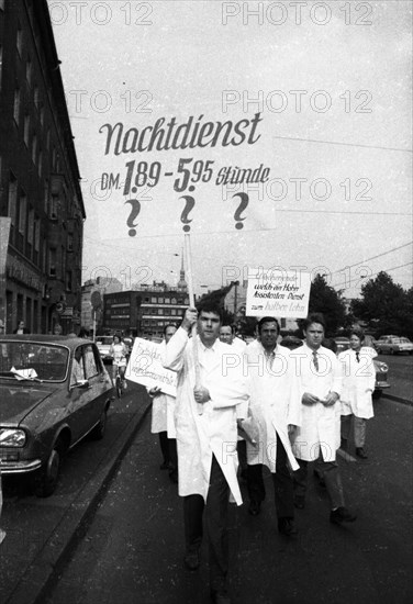 Hospital doctors demonstrated in Dortmund for higher salaries and against time overload in the service on 23 September 1971