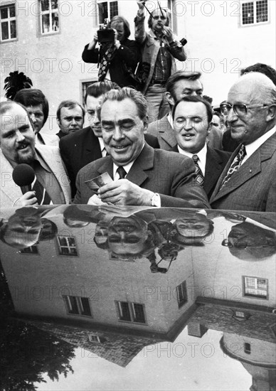 The visit of the Soviet Head of State and Party Leonid Brezhnev to Bonn from 18-22 May 1973 was a step towards easing tensions in East-West relations by Willy Brandt. Leonid Brezhnev at Gymnich Castle. with Heinz Kuehn